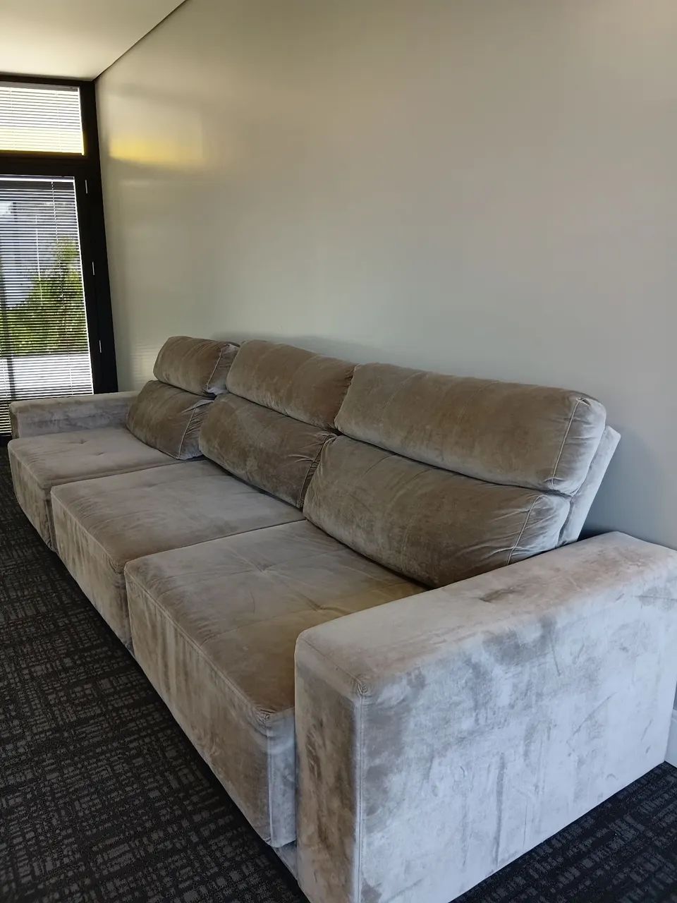 Sofa bege, retratil e  reclinavel, 3.45metros bege - Foto 2