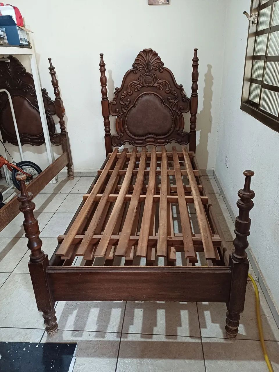 Cama de solteiro em cerejeira maciça talhada a mão 