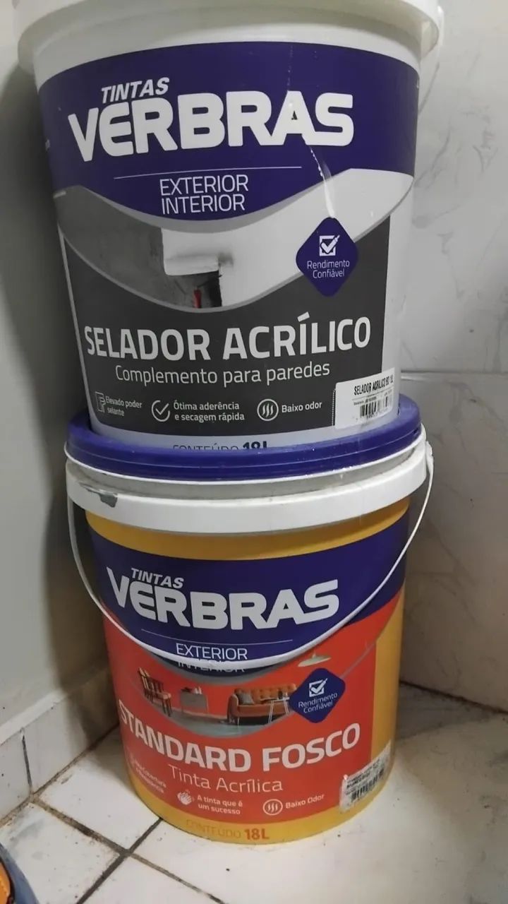 Vendo um balde de tinta e dois selador 