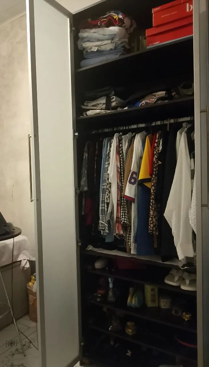 Guarda roupa com porta de vidro sem Mem uma avaria  - Foto 4