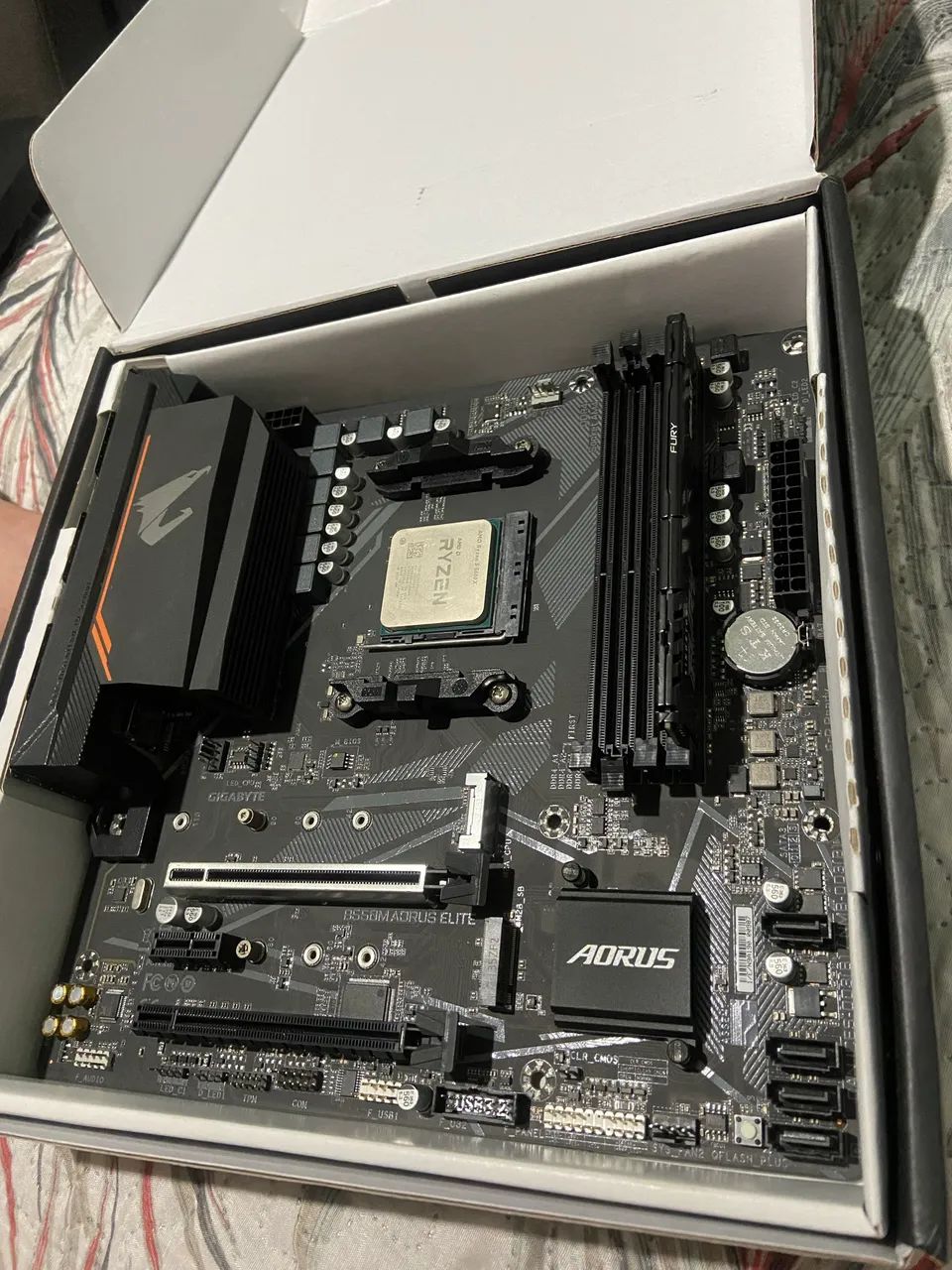 Placa mãe Gigabyte B550M Aorus Elite c/caixa original - Foto 2