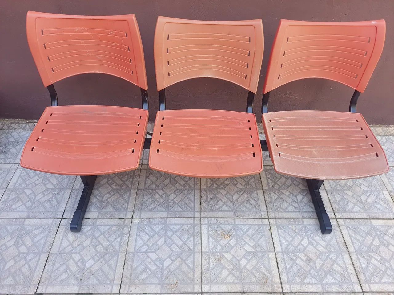 Banco de três lugares.