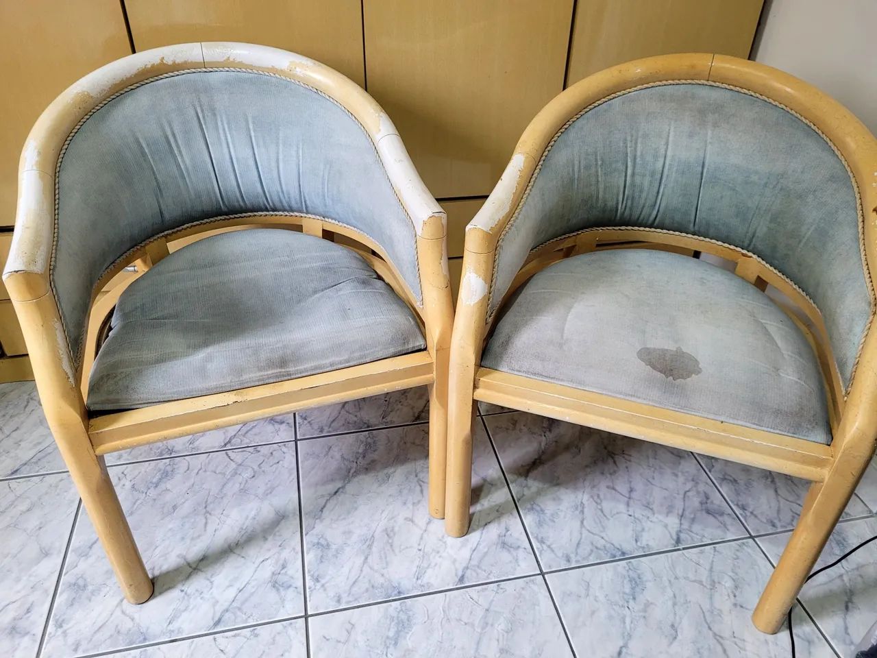 DUAS POLTRONAS ESTILO CLÁSSICO MEDALHÃO 