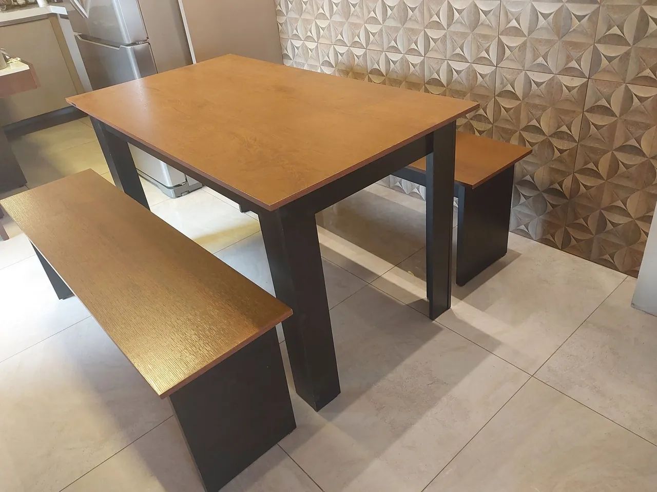 Vendo mesa com dois bancos. Aceito cartão  - Foto 5