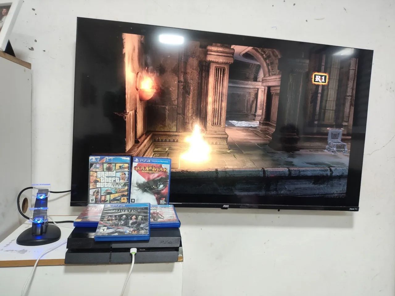Ps4 1tb com cinco jogos e base de carregamento  - Foto 3