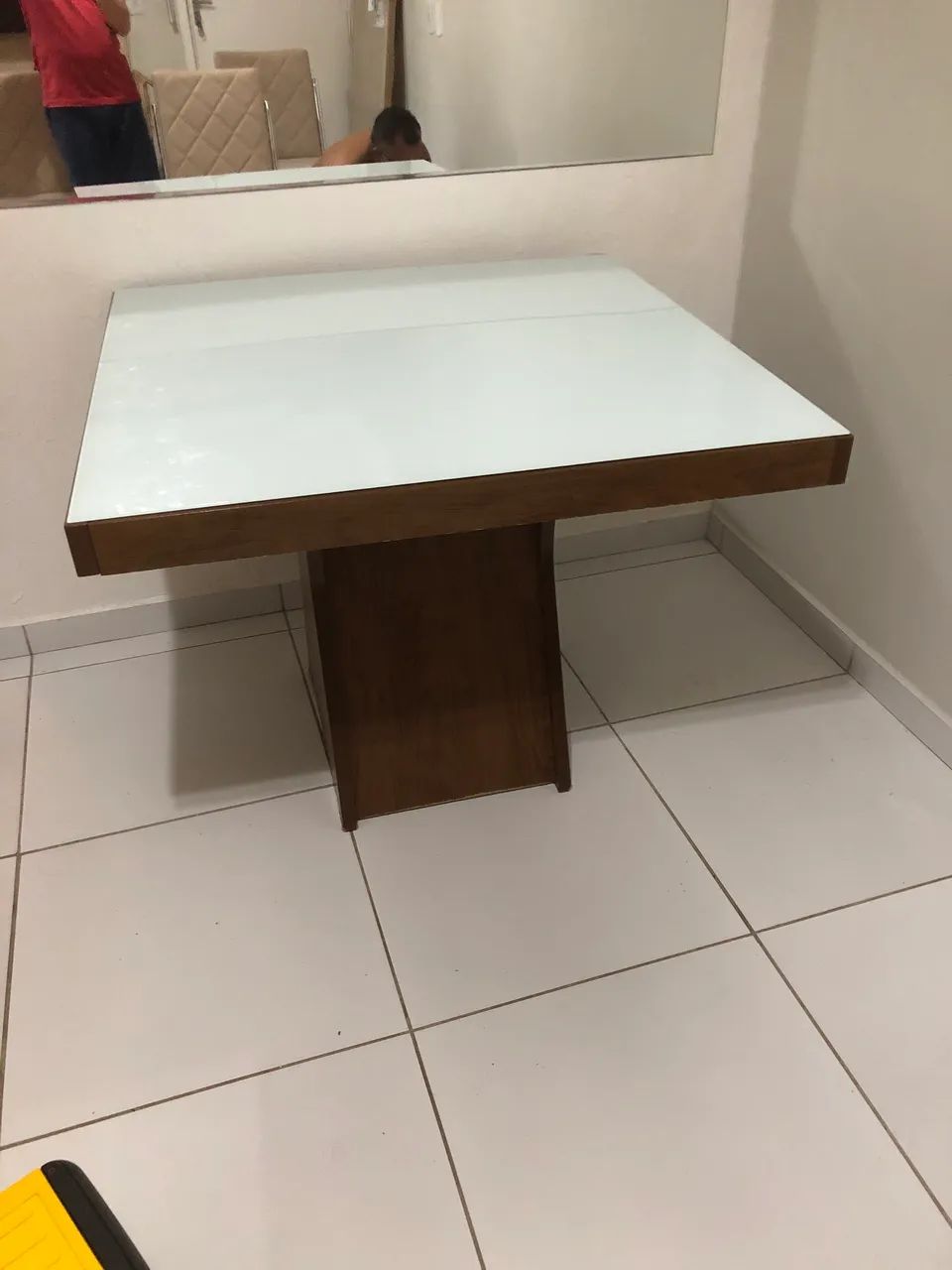 Mesa quadrada com tampo em vidro 