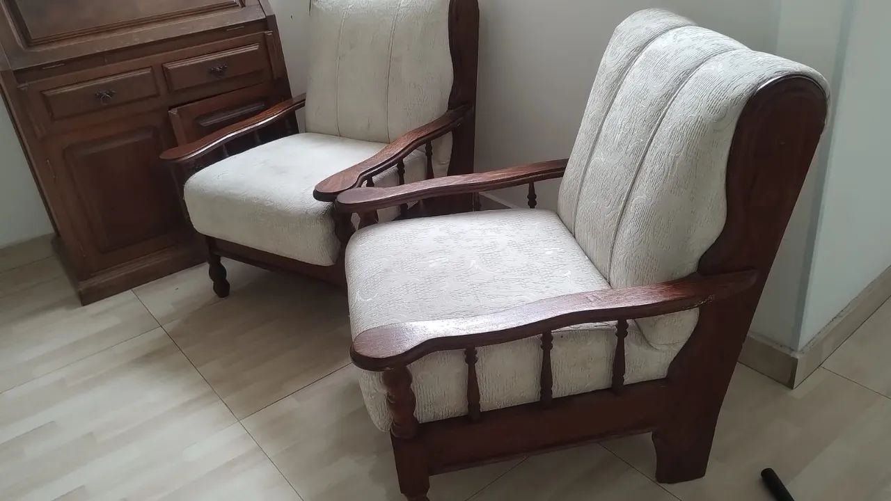 Poltronas em madeira estofadas belíssimas vintage  - Foto 2
