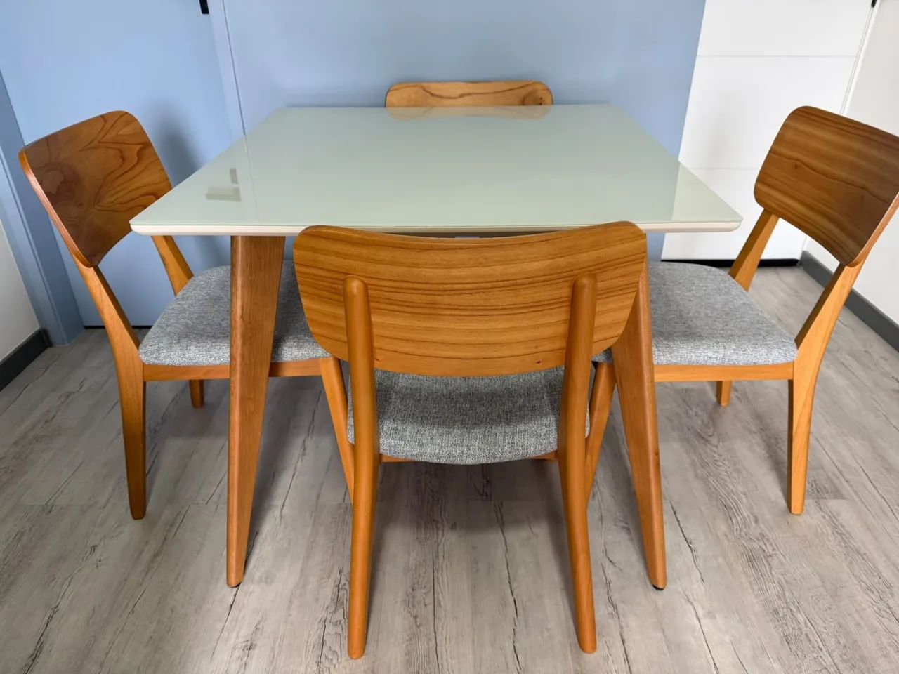 Mesa 90x90 com 4 cadeiras  - Foto 2