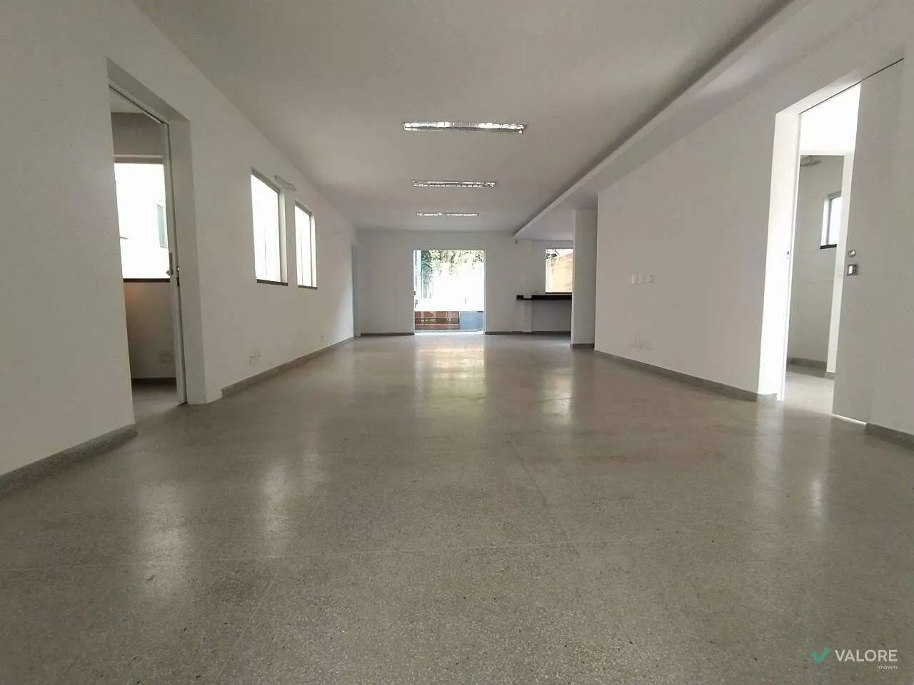 CASA COM 600m² PARA ALUGAR - SION