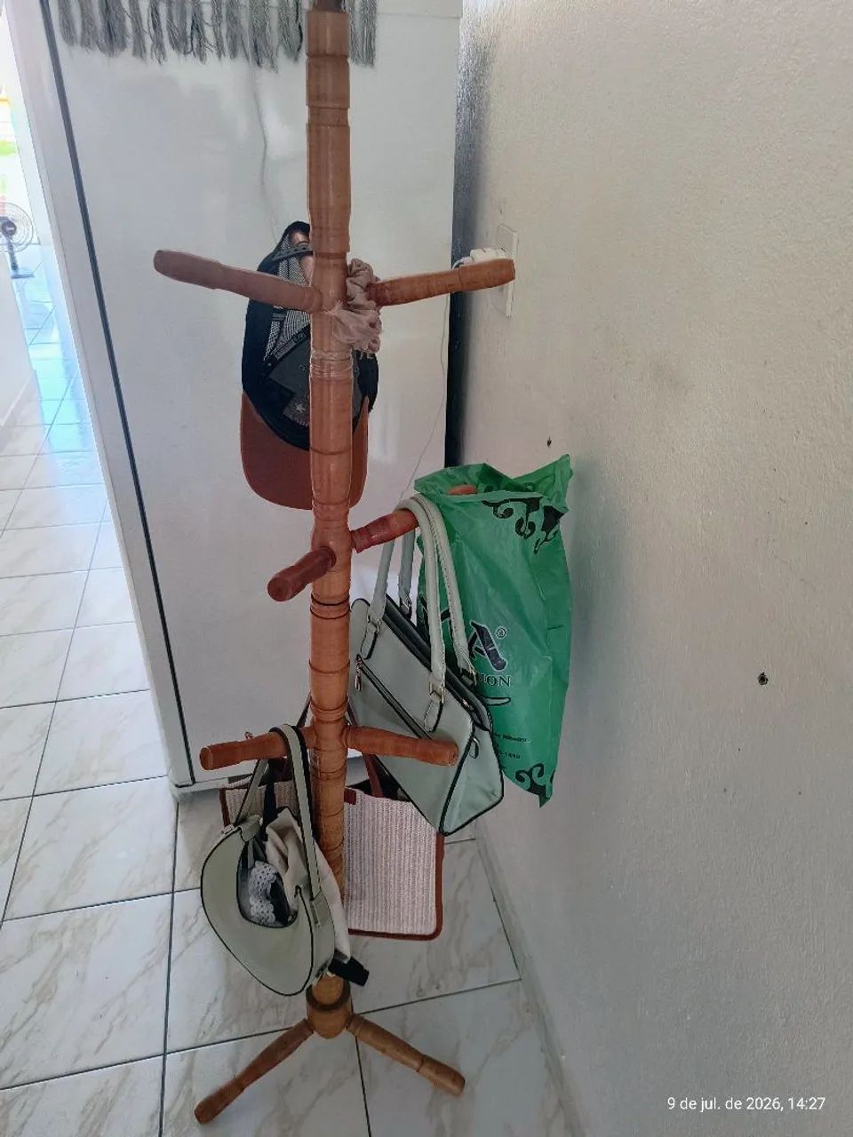 Cabide de madeira