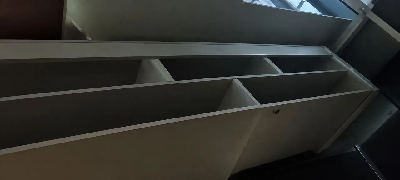 ?Armário aéreo branco com divisórias e prateleira