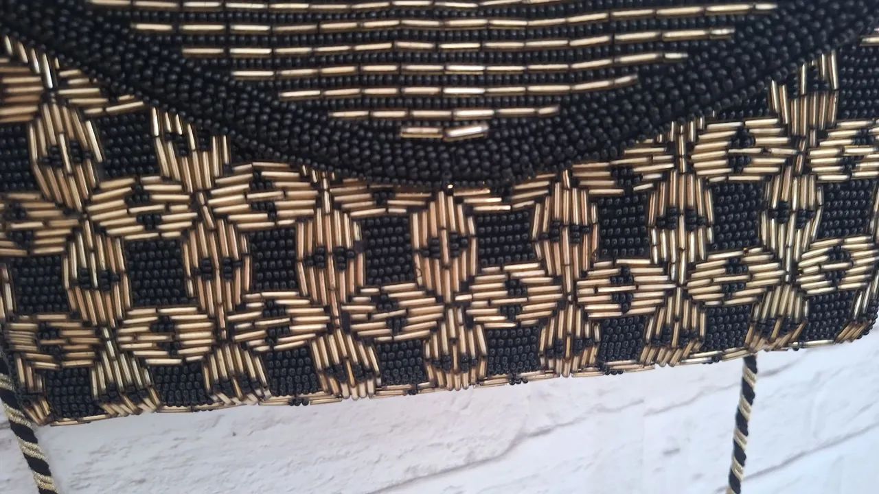  clutch H&M ( importada) preta e dourada com miçangas - Foto 2
