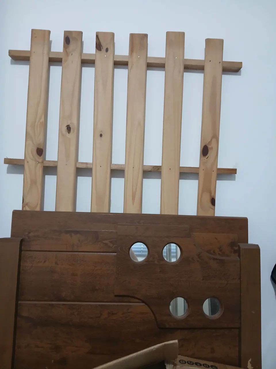 Cama de solteiro de madeira 
