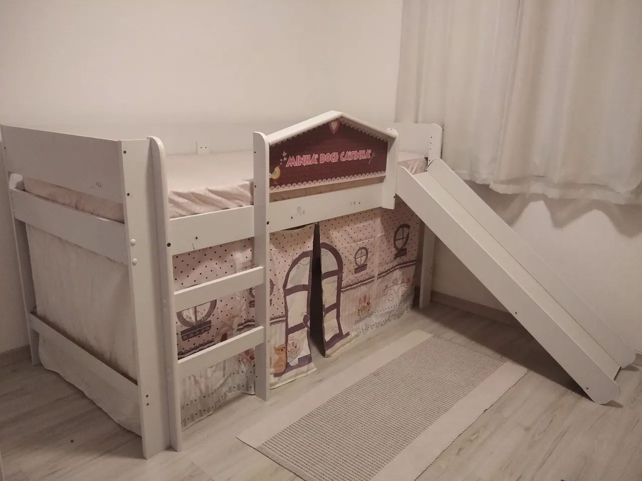 Cama de solteiro Casinha com escorregador + colchão 