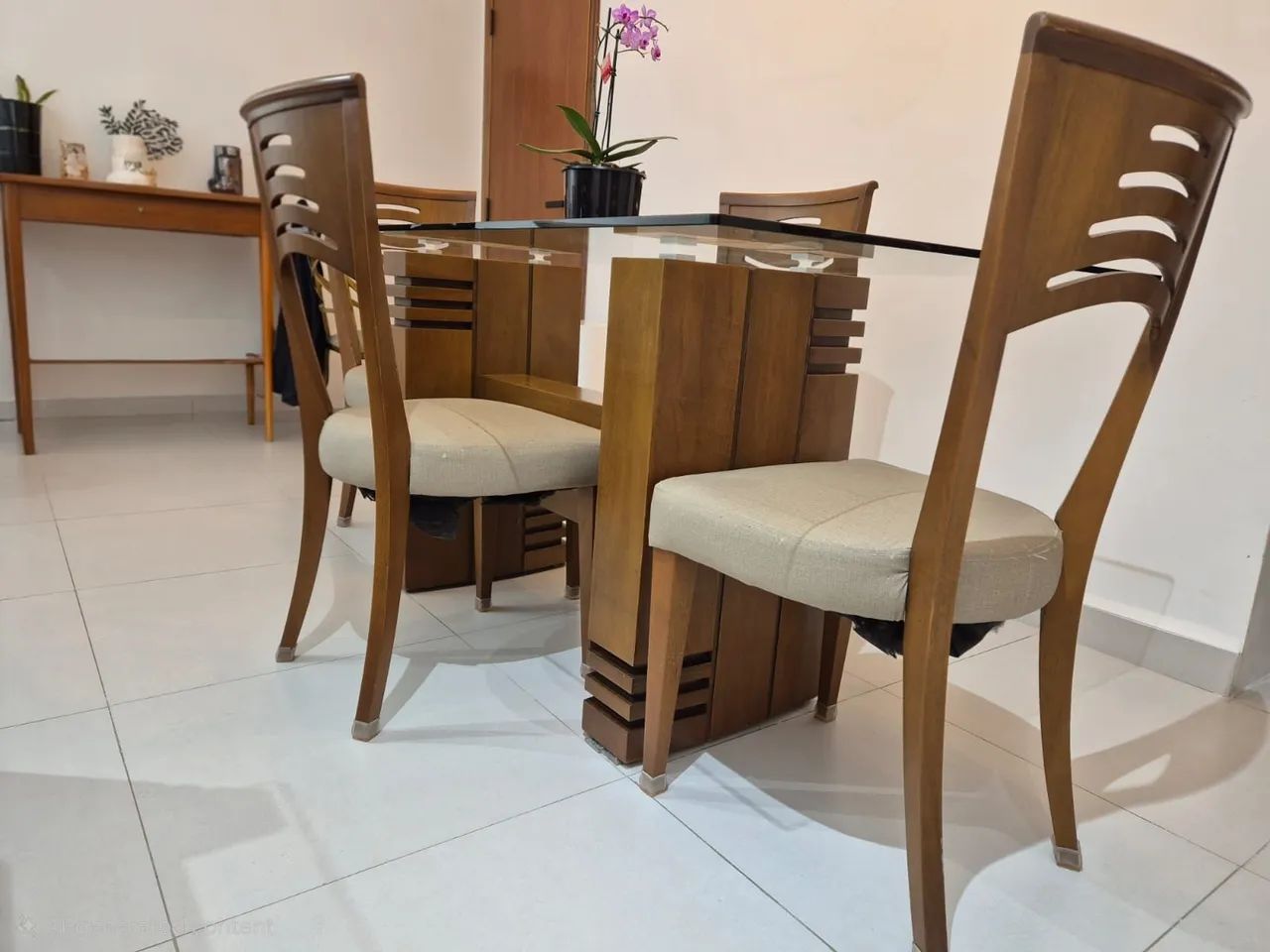 Mesa de jantar com tampo de vidro com 4 cadeiras. - Foto 5