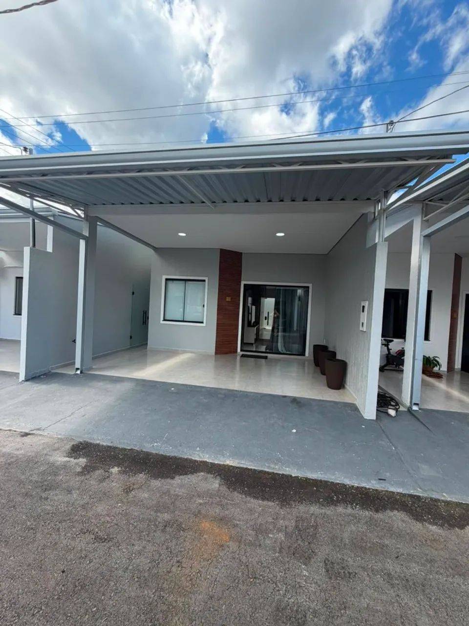 Casa 100% mobiliada em condomínio no Parque Dez.