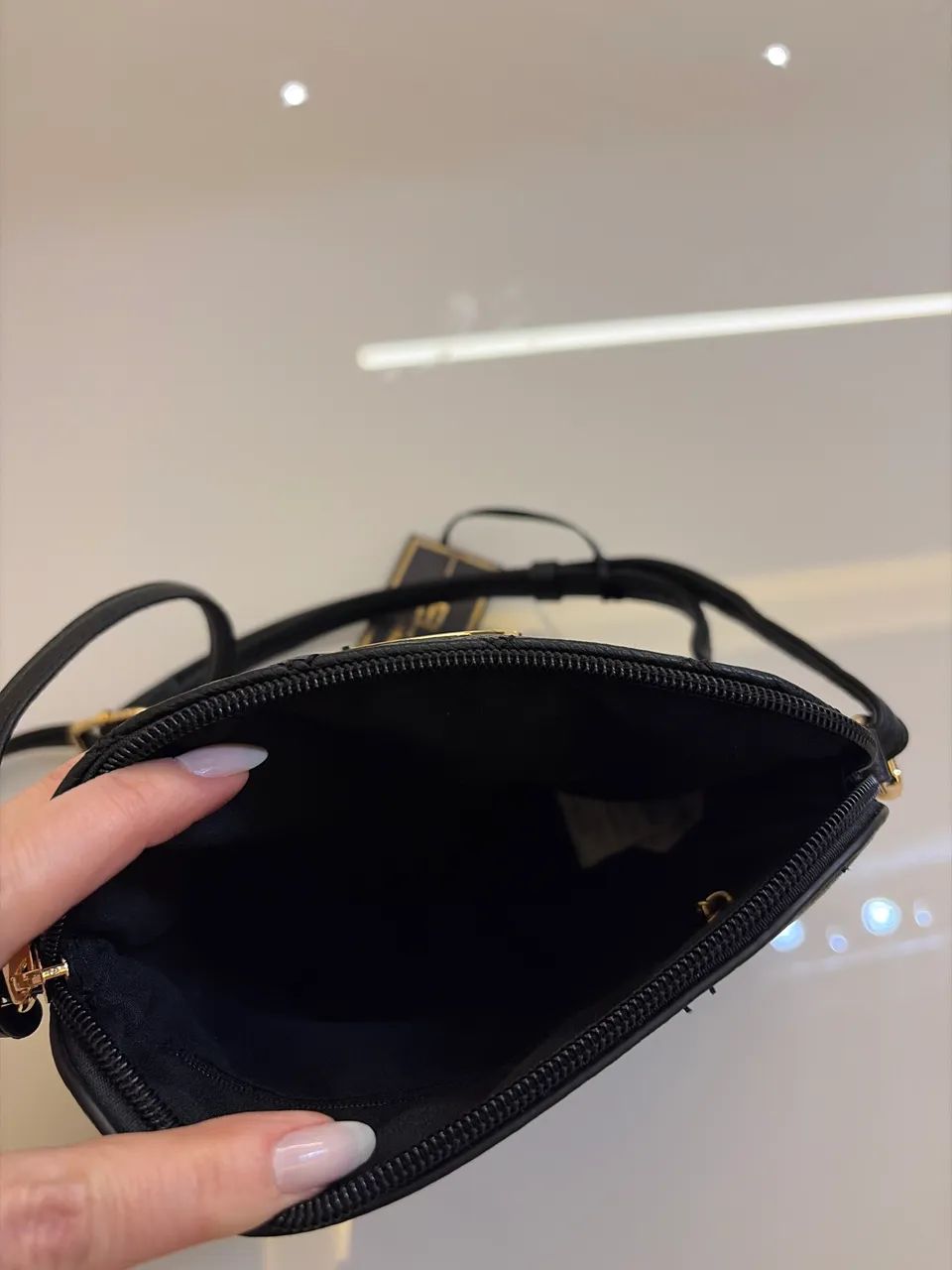 Bolsa transversal em couro preta nova comprada nos eua  - Foto 5