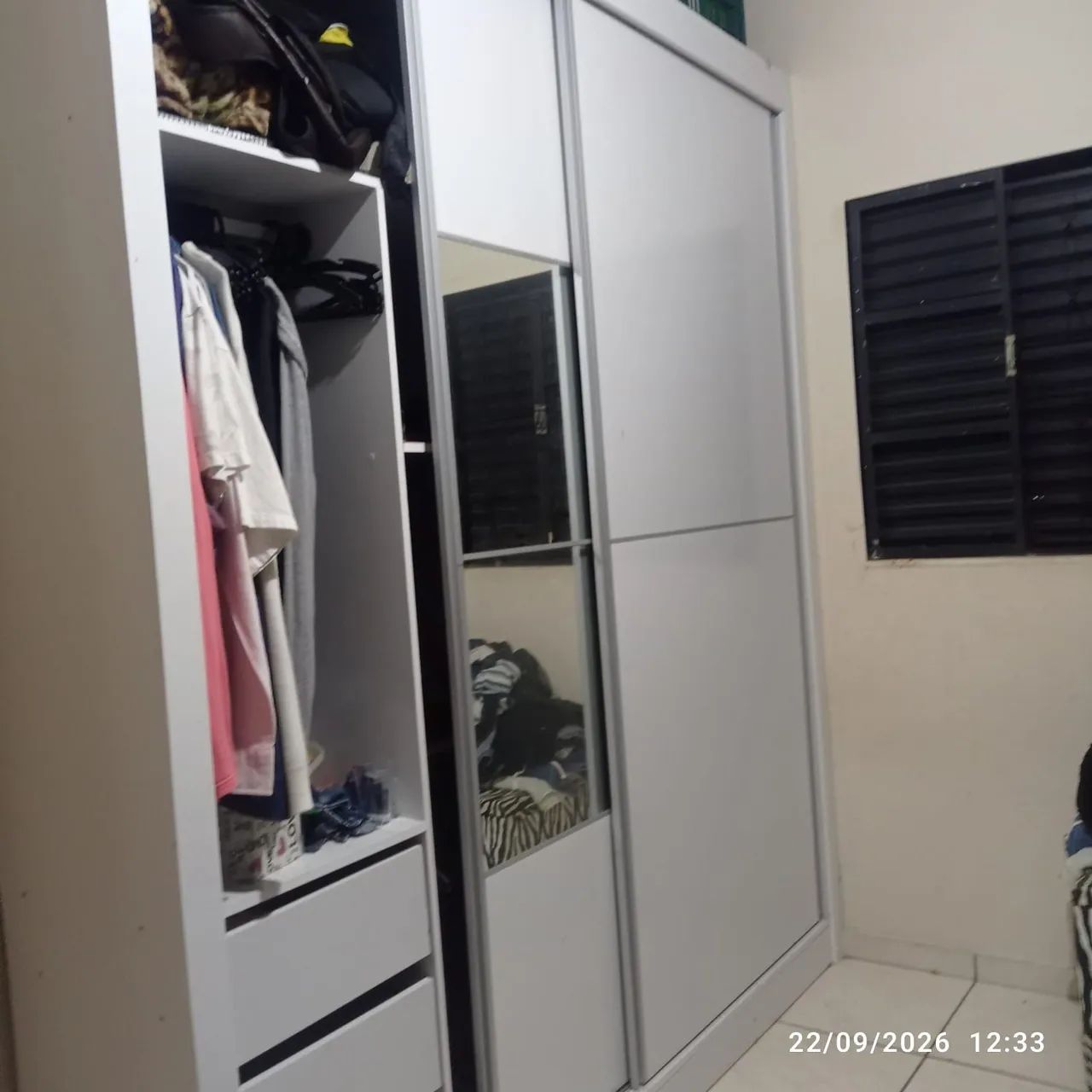 Guarda roupas com espelho  - Foto 2