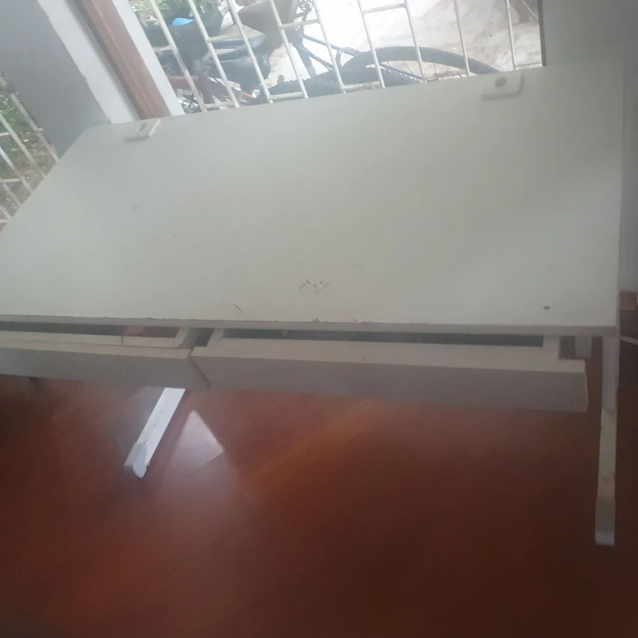 Escrivaninha .  Com 2  tomadas. 2 Gavetas. Muito resistente. - Foto 2