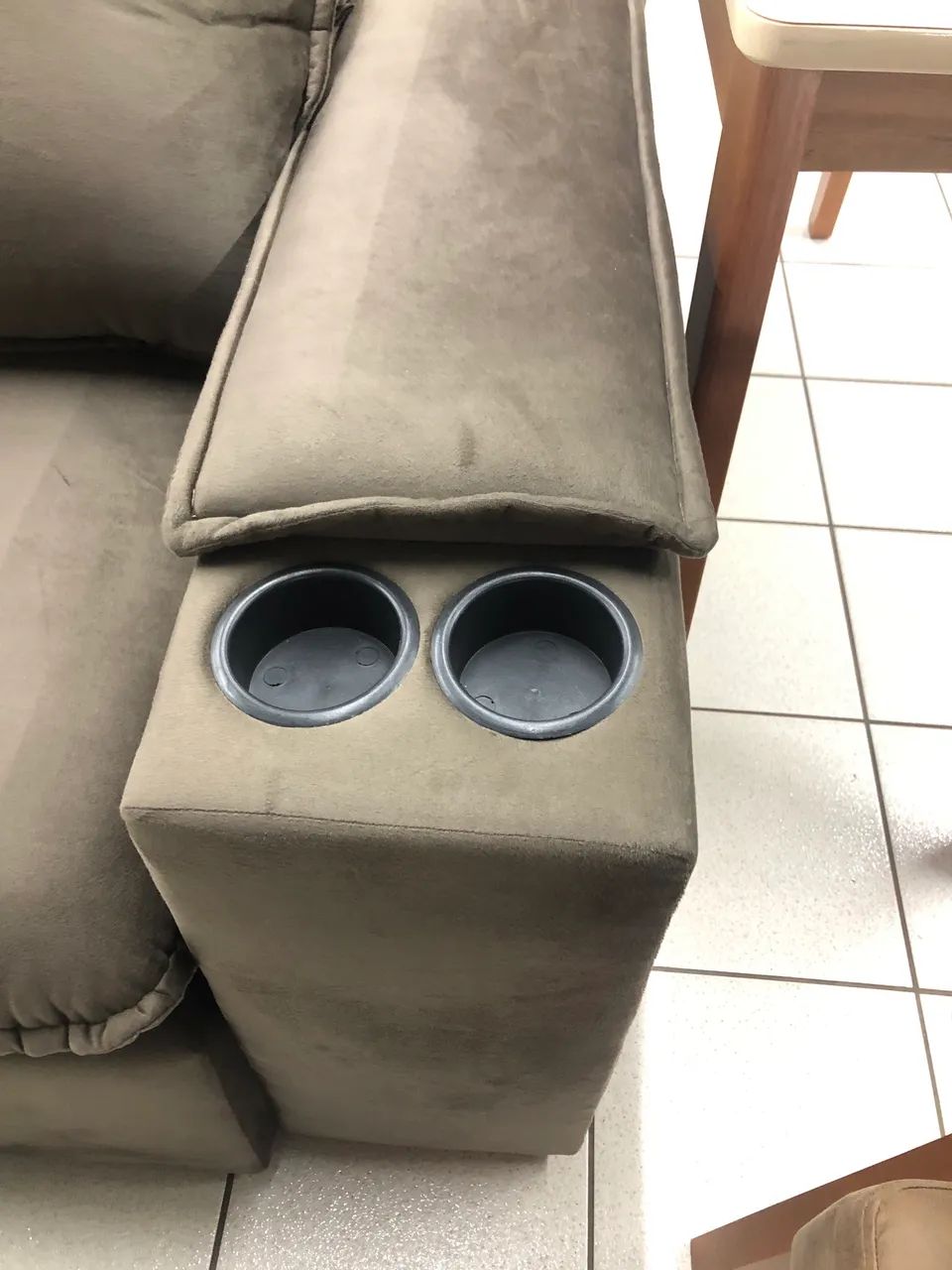 Sofá com porta copo NOVO  - Foto 2