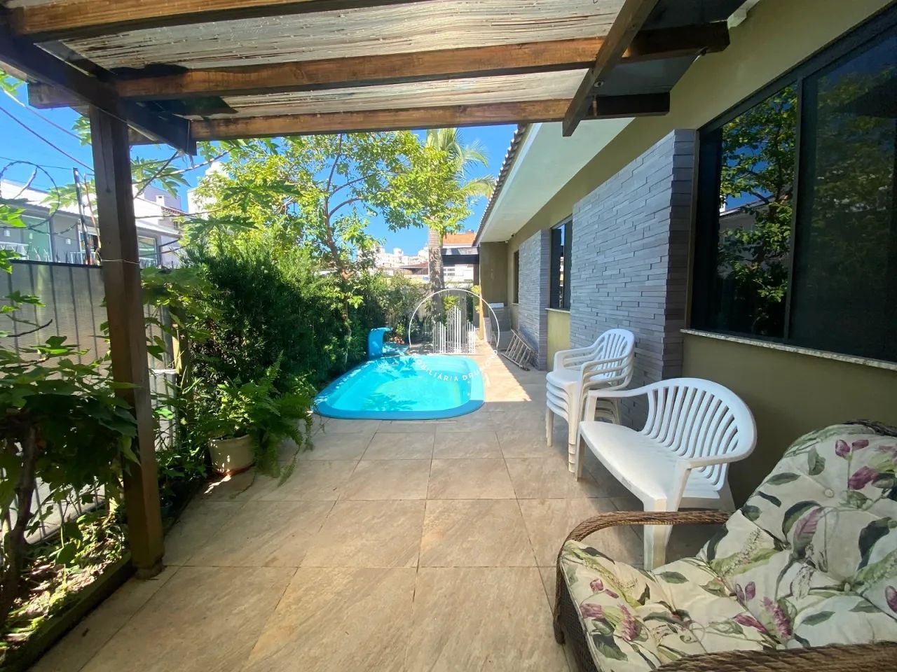 Casa com 200m² construídos e piscina privativa no Estreito
