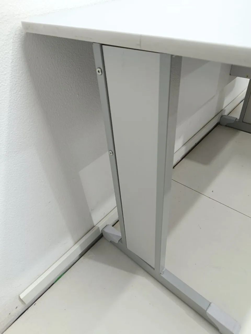 Mesa de escritório seminova - Foto 3