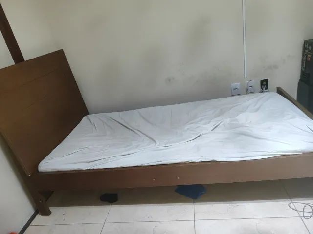 Cama de solteiro de madeira