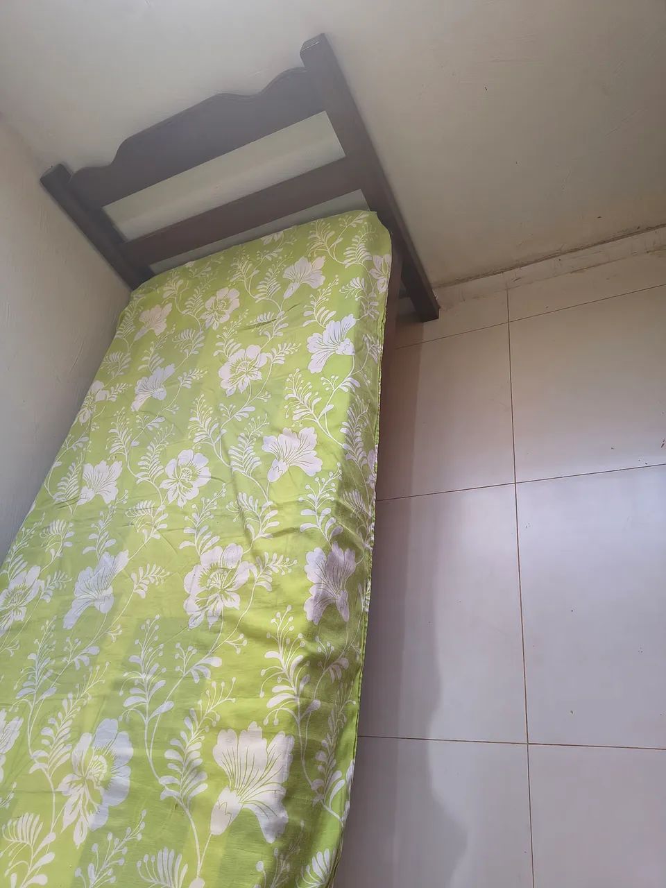 Cama de madeira 
