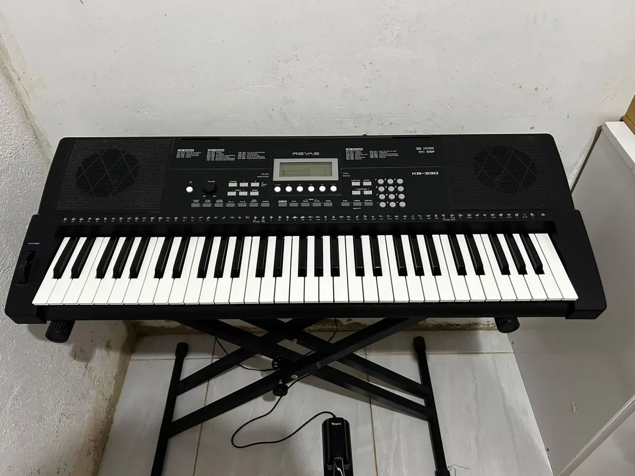 Vendo teclado KB 330, com mesa e pedal. * - Foto 2