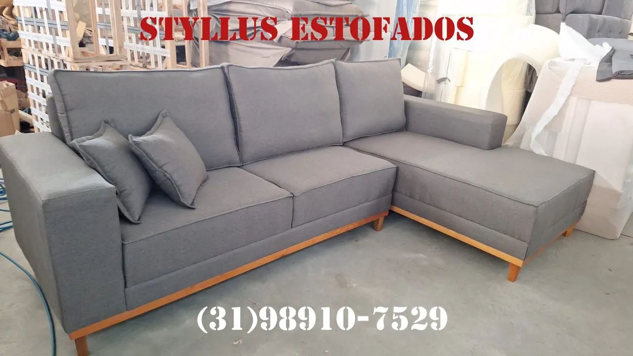 Sofá com chease base de madeira 