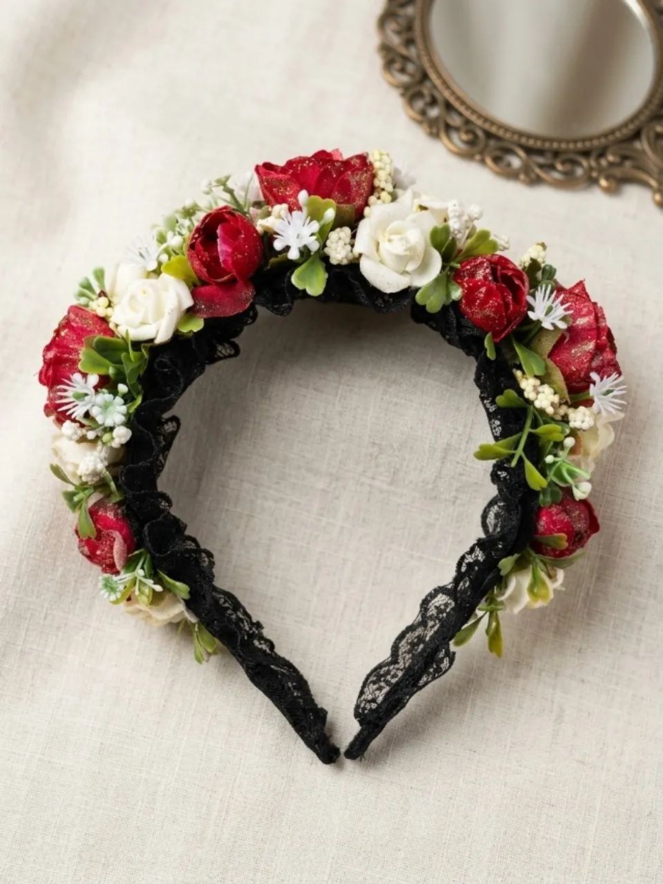 Tiara Estilo Alemão com Rosas Vermelhas, Flores Brancas e Renda Preta