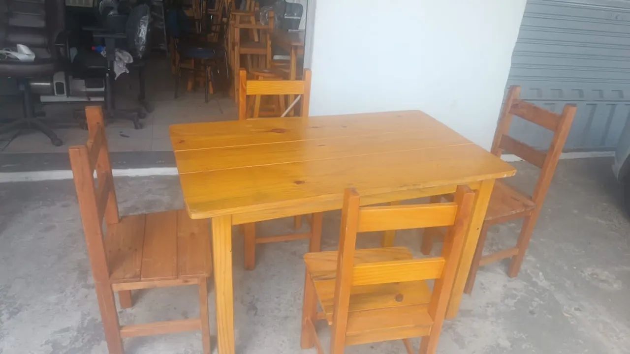 Mesa retangular c/ 4 cadeiras de pinus