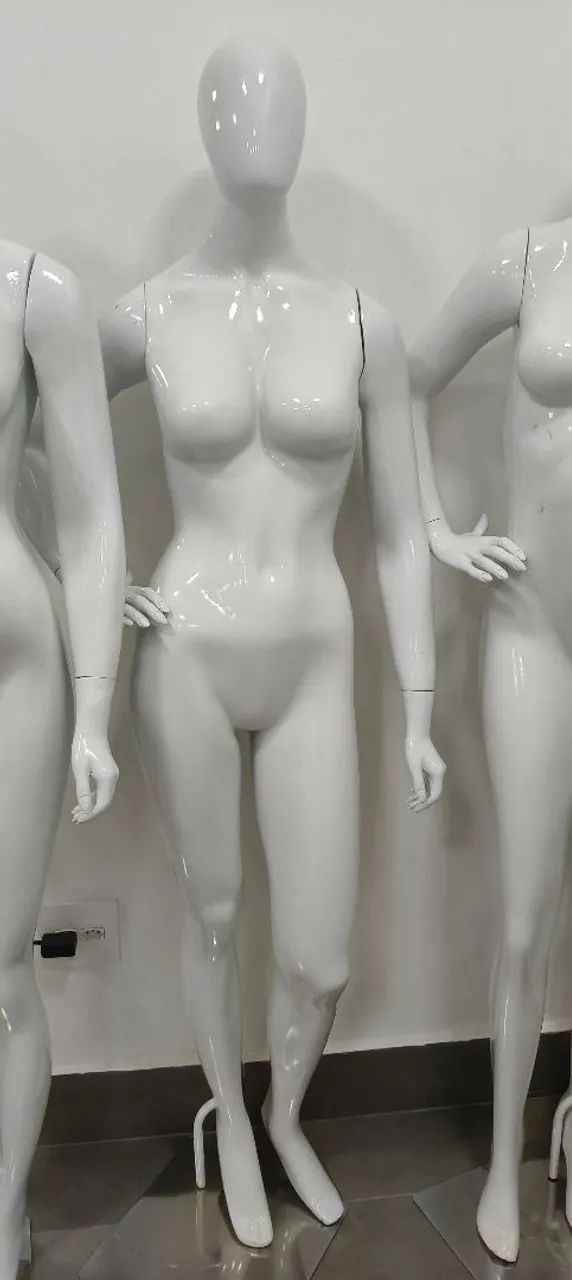 4 MANEQUINS DE FIBRA FEMININO  - Foto 2