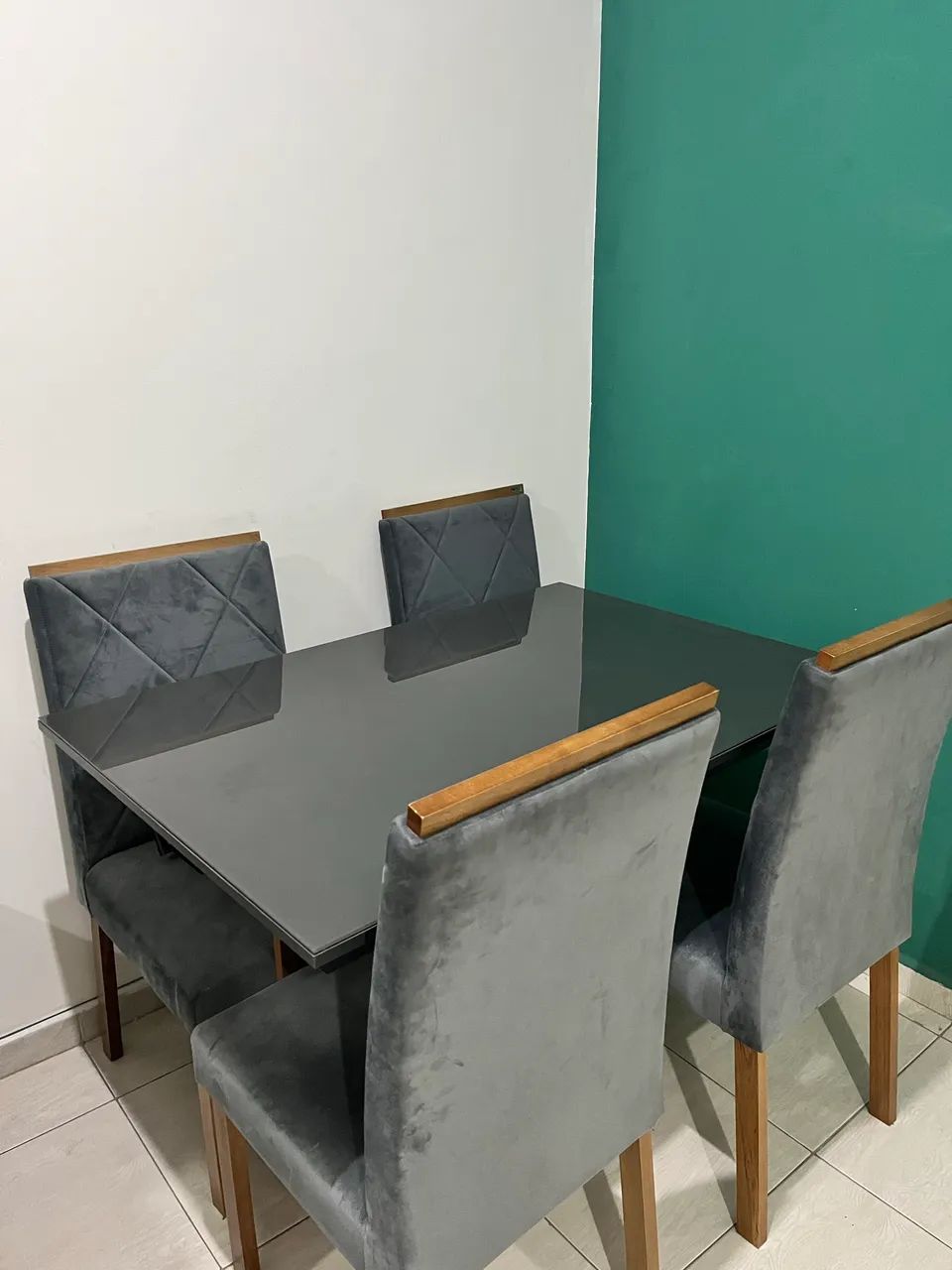 Mesa  de tampo de vidro com 4 cadeiras 