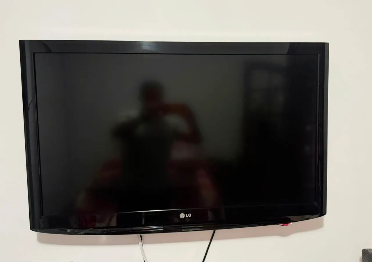 TV LG 42LH30FR bem conservada 