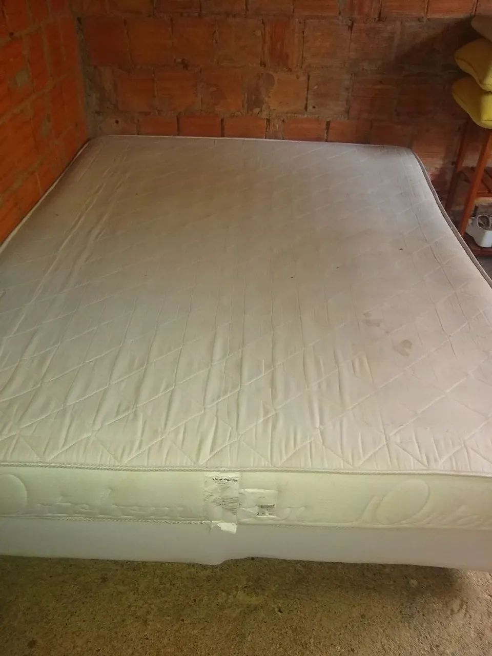 Cama Queen (com marcas de uso )