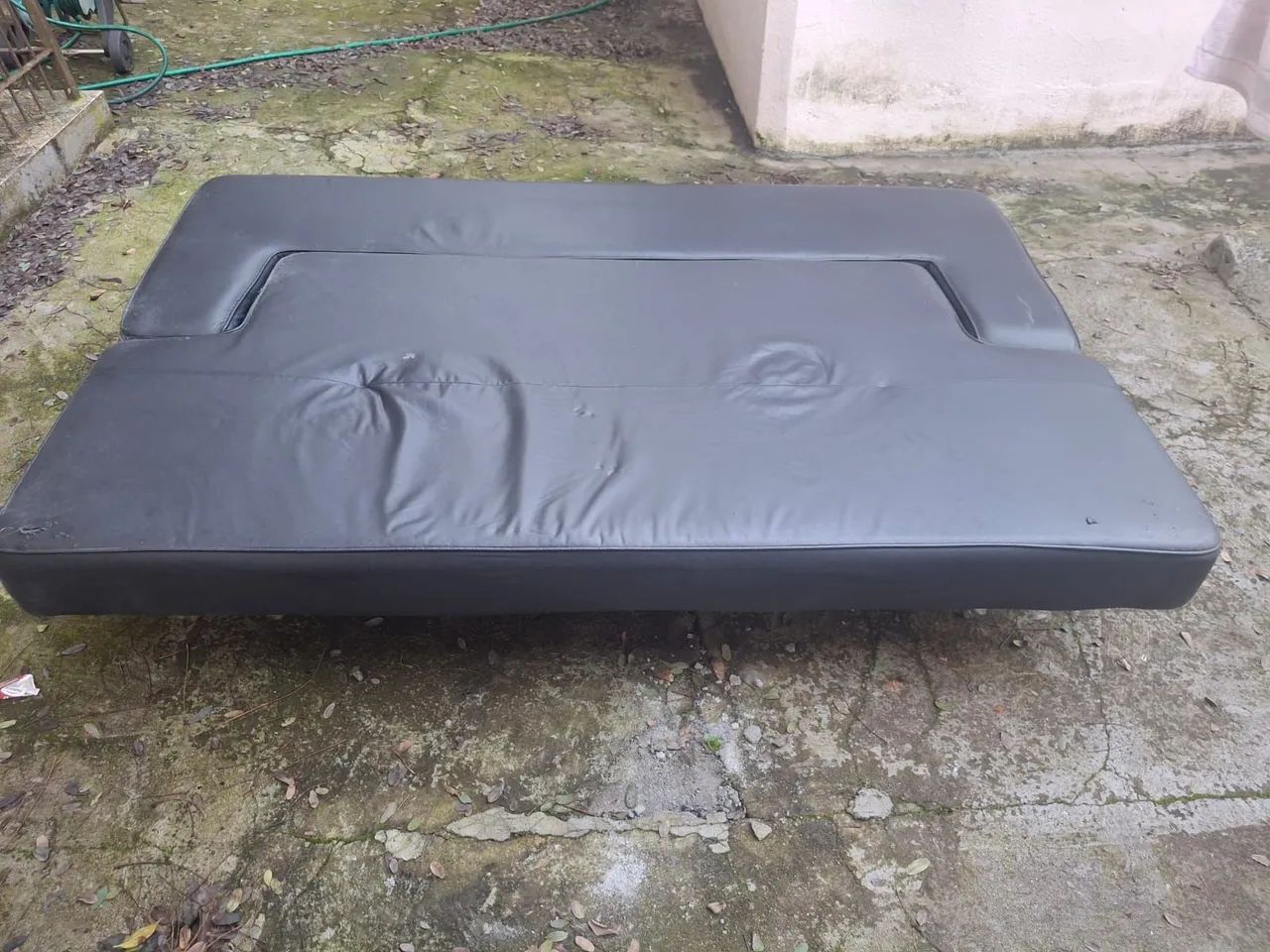 Vendo sofá cama de couro em bom estado. - Foto 2