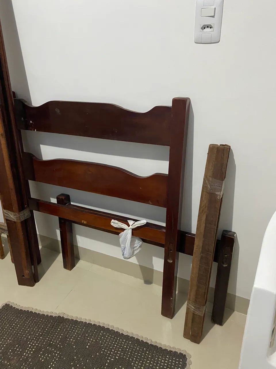 Cama de Solteiro de Madeira - Boa Conservação