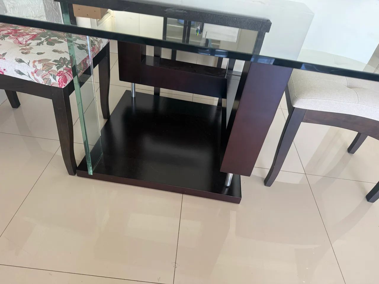 Mesa Germán em madeira e tampo de vidro 
