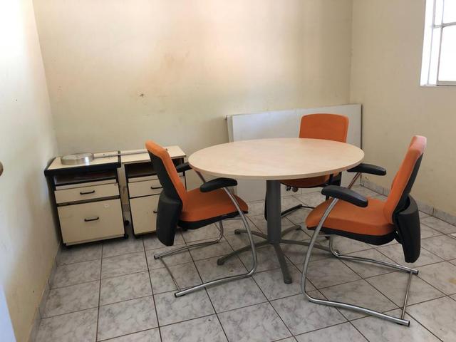 1 Mesa de reunião, 4 cadeiras e 2 gaveteiros