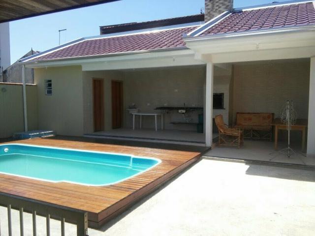 Casa com piscina em matinhos