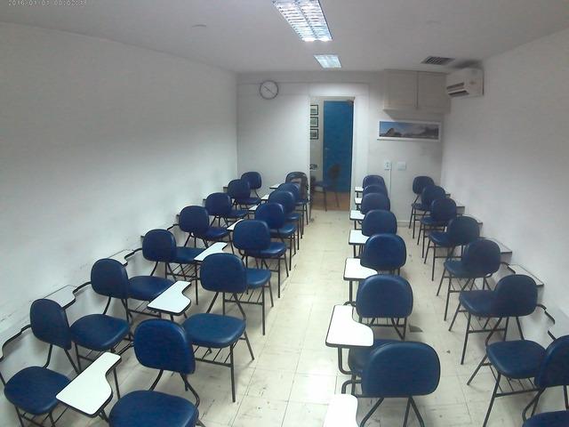 Cadeiras universitária, mesa e armário