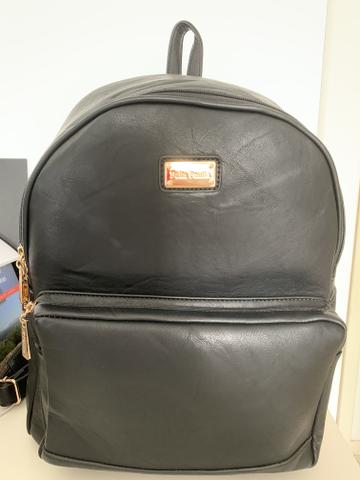 Mochila preta em couro ecológico