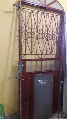 Vende-se porta por 250 reais