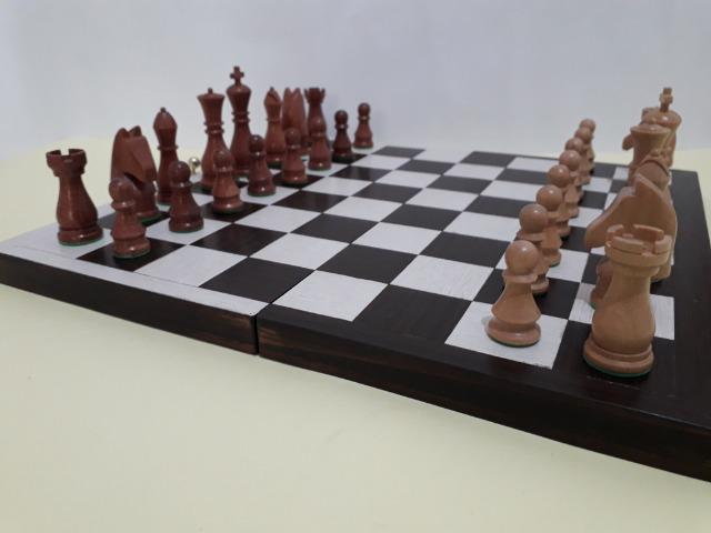 Tabuleiro de xadrez em madeira