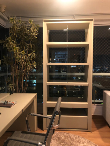 Estante Maciça com 4 prateleira com detalhes em Acrílico e gaveta - Foto 3