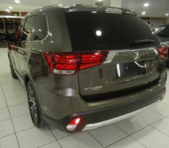 Mitsubishi Outlander 2.2 Diesel Top de linha 7 Lugares Couro Bege Xenon Teto - Foto 8