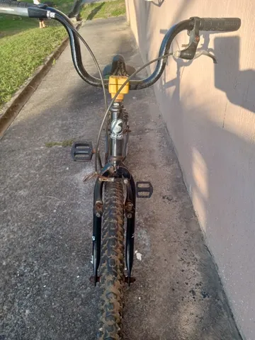 MENINA NO GRAU DE BIKE SEM A MÃO