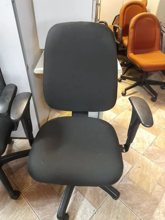 Cadeira de escritório giratória preta - semi nova