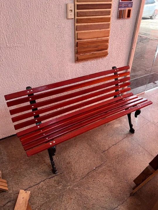 Banco de madeira maciça resistente a sol e chuva para condomínios, praças e jardins